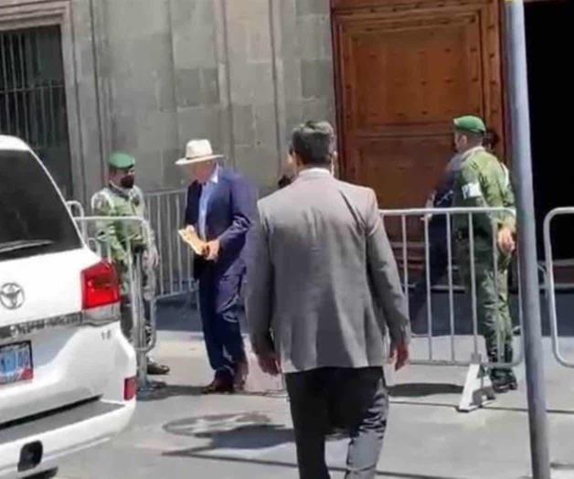 Embajador Ken Salazar cabildea en Palacio