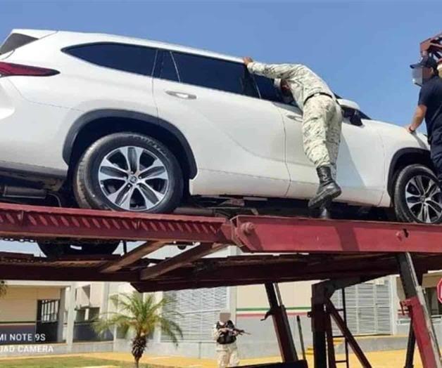 Hallan a migrantes dentro de autos que transportaba nodriza