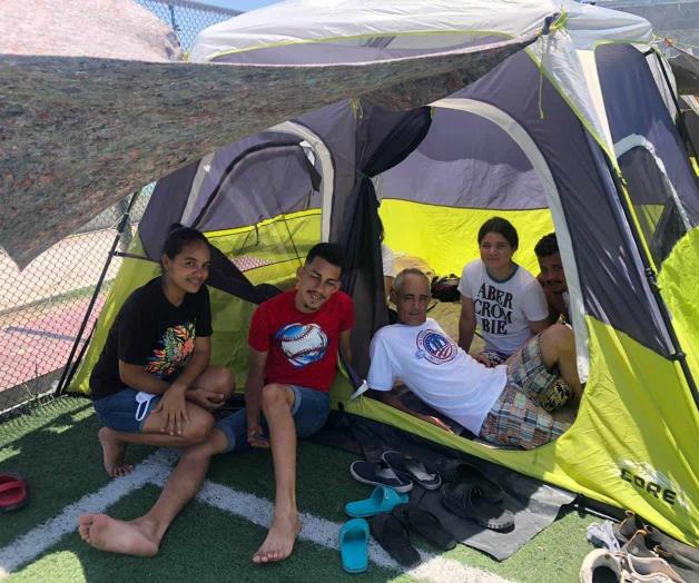 Llegan cientos de cubanos deportados a albergue