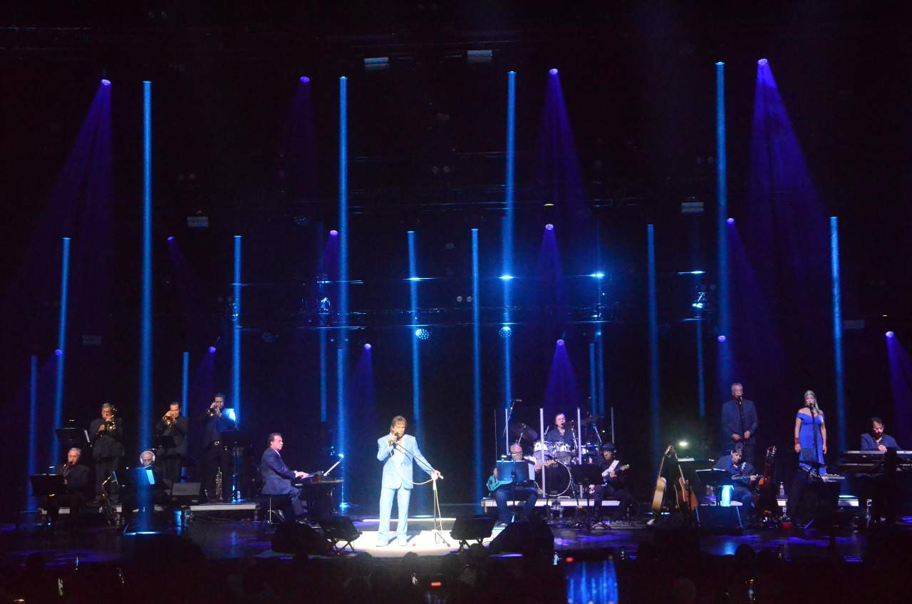 Acompañados de sensacionales músicos y coros, el cantante brasileño ofrece un espectacular concierto.