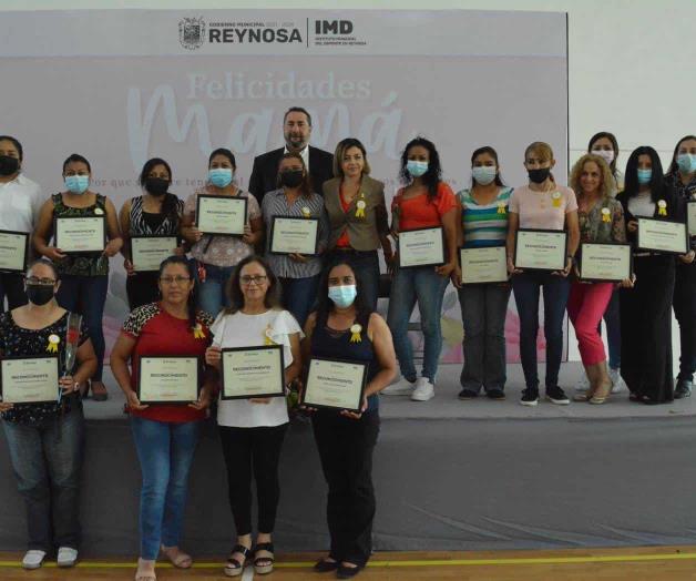 Reconocen a mamás de los deportistas