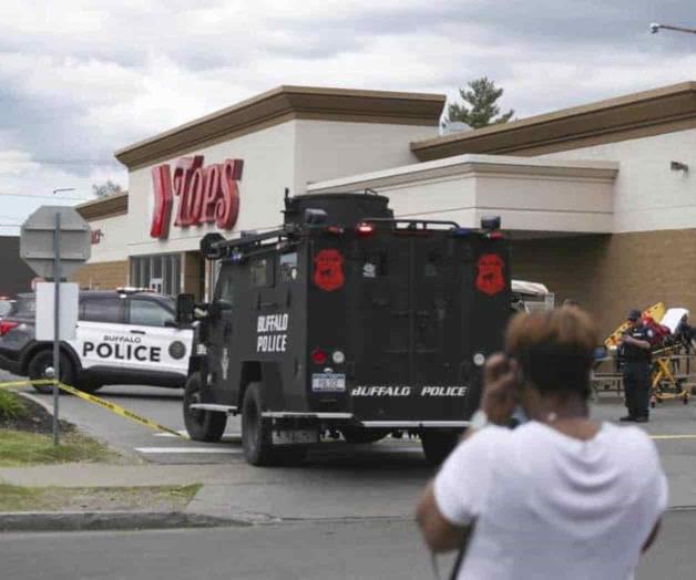 Tiroteo en supermercado de Buffalo deja al menos 10 muertos