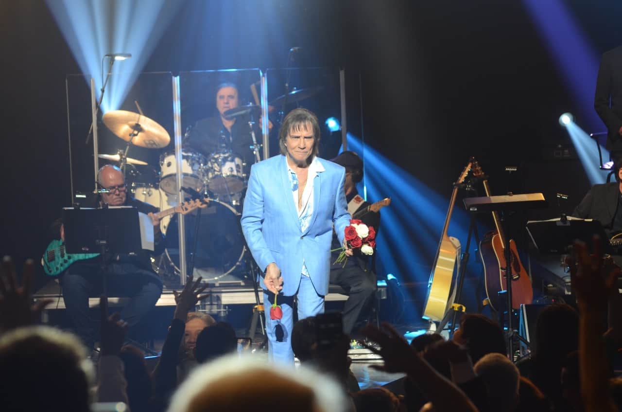 Regaló flores a su público al finalizar el show.