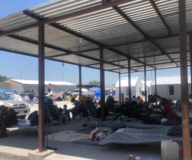 Varados... y llegan más: Saturan frontera migrantes expulsados por EU