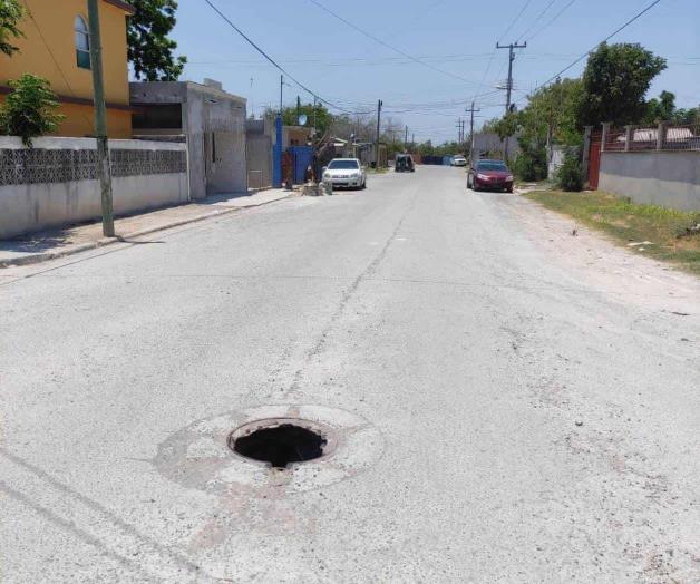 Destroza camión tapa de alcantarilla en La Sauteña