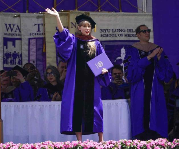 Taylor Swift recibe doctorado honorario de NYU Taylor Swift recibe doctorado honorario de NYU