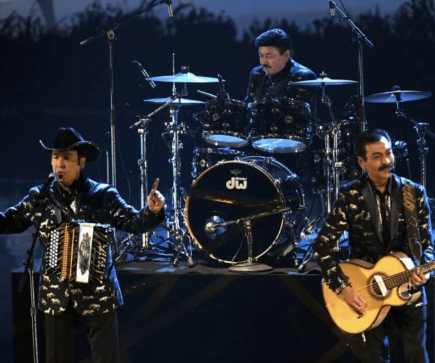 Los Tigres del Norte rinden homenaje a Vicente Fernández