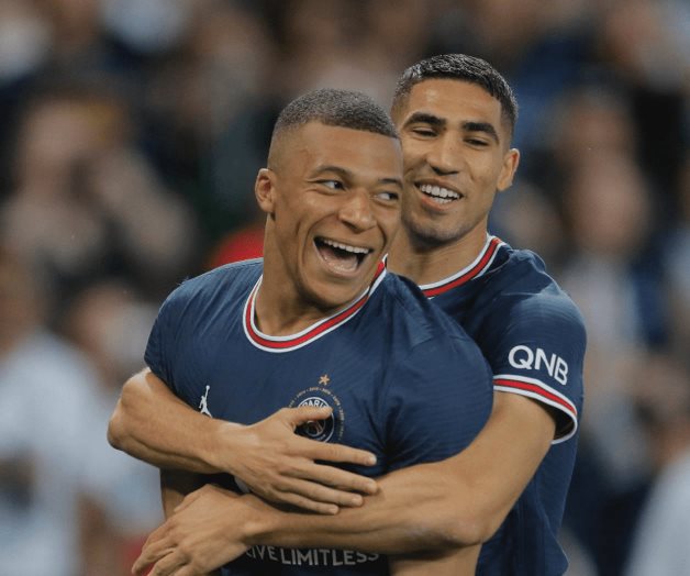 Mbappé celebra permanencia en el PSG con tripleta