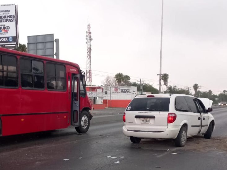 Camión se estrella contra camioneta Camión se estrella contra camioneta