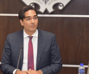 Alcalde pide licencia