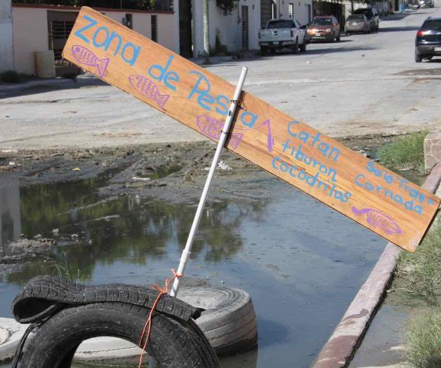 Declaran zona de ‘pesca’ calle inundada por fuga