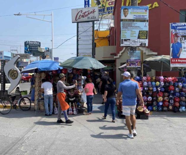 Bloquean ambulantes vialidades