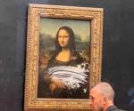 Un hombre lanzó un pastel a la Mona Lisa tras burlar seguridad en el Louvre (Video)