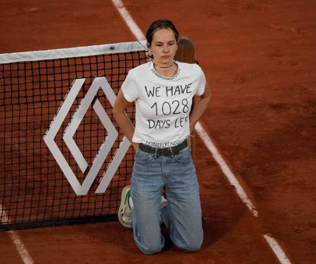 Protestante salta a la pista en Roland Garros