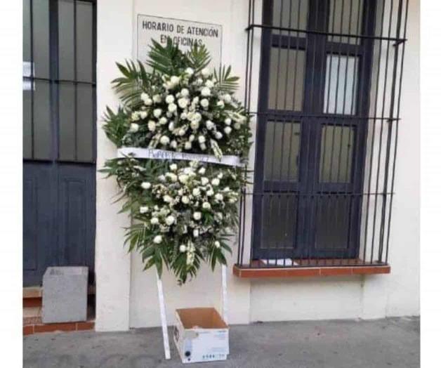 Dejan corona fúnebre y cabeza de vaca afuera de la CDHEC