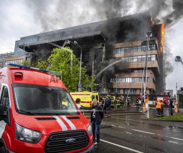 Incendio en centro de negocios en Moscú; 4 hospitalizados