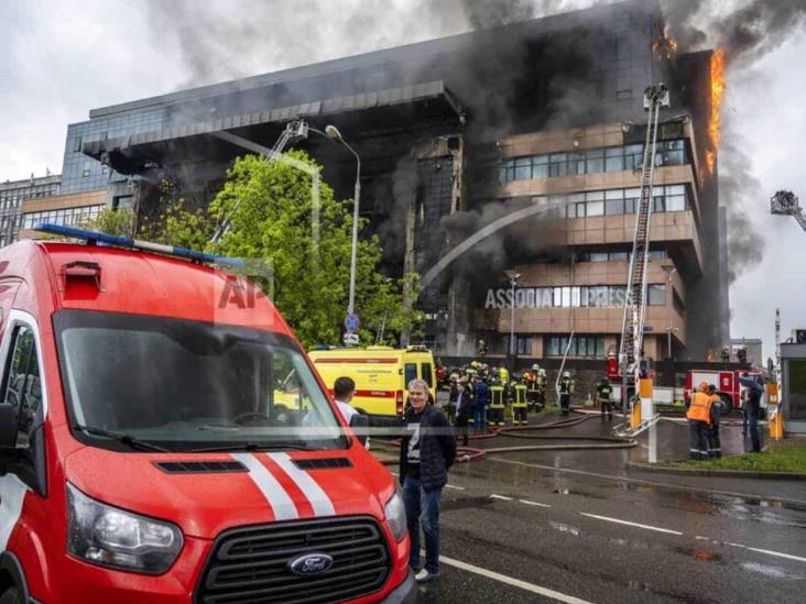 Incendio en centro de negocios en Moscú; 4 hospitalizados Incendio en centro de negocios en Moscú; 4 hospitalizados