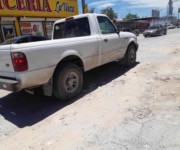 Olvidan calles: conductores tapan los baches ¡con tierra!