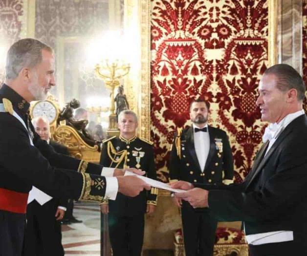 Presenta Quirino al rey de España cartas credenciales