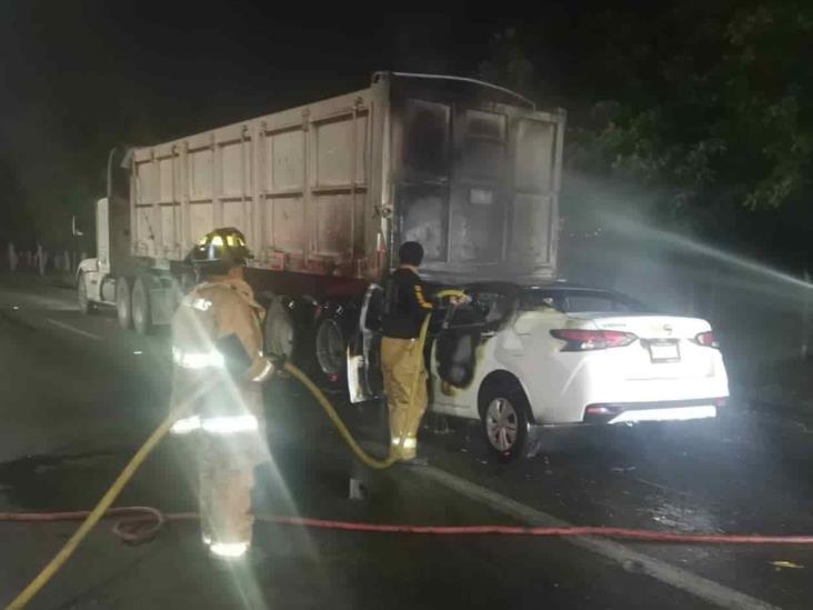 Muere conductor prensado y quemado en accidente Muere conductor prensado y quemado en accidente
