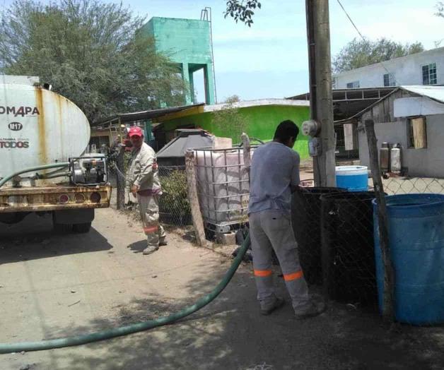 Distribuyen en pipas agua en zona rural