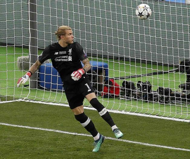 Karius, recordado por errores en Kiev, se va de Liverpool