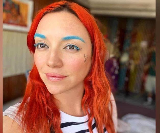 Luce nuevo color en sus cejas