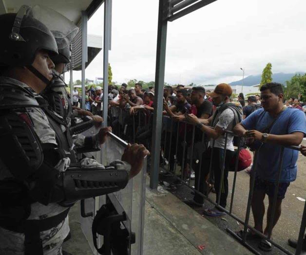 México da documentos a 7.000 migrantes; finaliza caravana