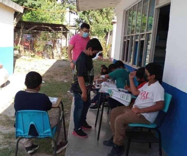 Toman clases a la intemperie por falta de energía eléctrica