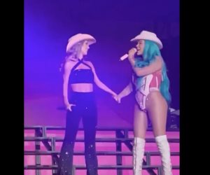 Karol G invita a Anahí a su concierto y cantan 'Sálvame'