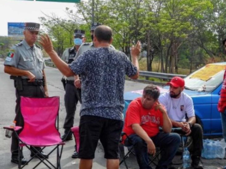 Tras 34 horas de bloqueo carretero en Colima, liberan a mujeres secuestradas Tras 34 horas de bloqueo carretero en Colima, liberan a mujeres secuestradas