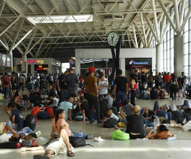 Migrantes varados en central de autobuses Migrantes varados en central de autobuses