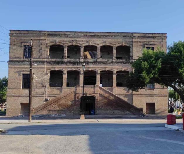 Embellecen Casa de Ladrillo, pero afectan a los vecinos Embellecen Casa de Ladrillo, pero afectan a los vecinos