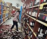 Empleada de supermercado rompe vinos al ser despedida: "Me cegó la furia"