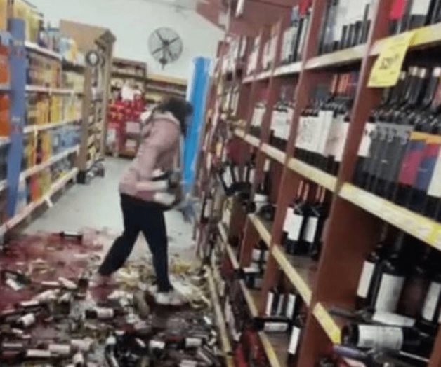 Empleada de supermercado rompe vinos al ser despedida: “Me cegó la furia”