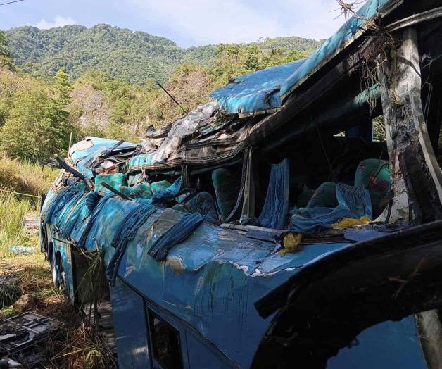 Vuelca autobús con feligreses; mueren 9