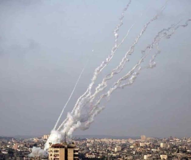 Milicianos palestinos disparan cohete hacia Israel