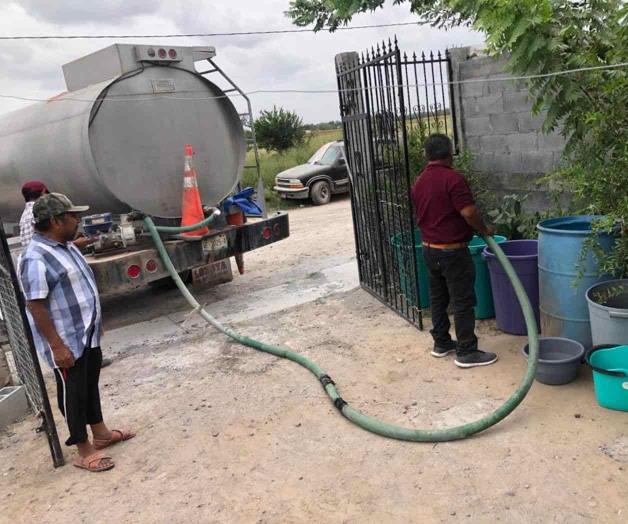 Atienden con pipas escasez de agua