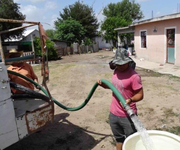 Reciben Los Pinos agua potable