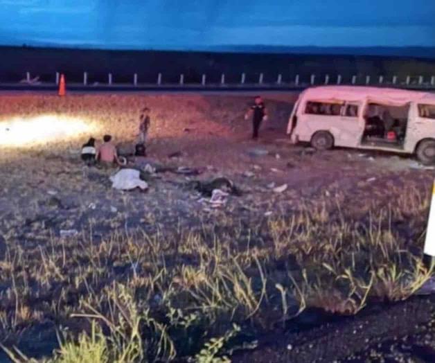 Vuelca minivan con migrantes: 3 mueren
