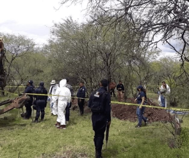 Suman 14 cuerpos hallados en fosa clandestina en Michoacán