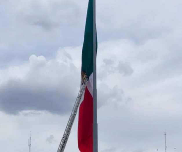 Por fuertes vientos bandera monumental del Zócalo se atora en el asta