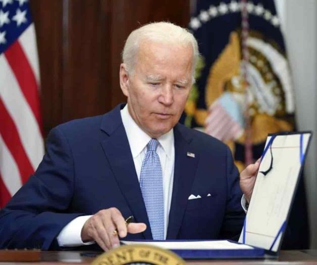 Joe Biden firma ley sobre control de armas en EU