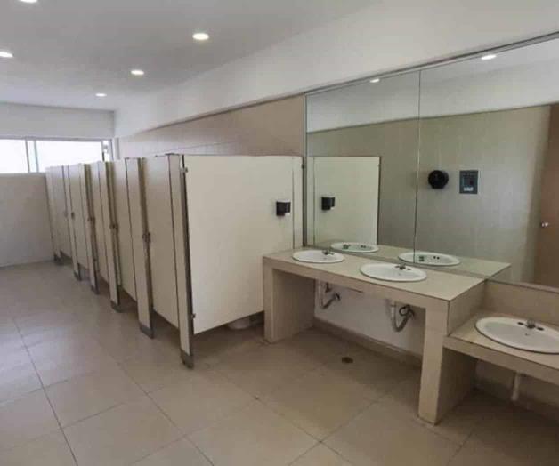 Universidad en Nuevo León inaugura baño sin género