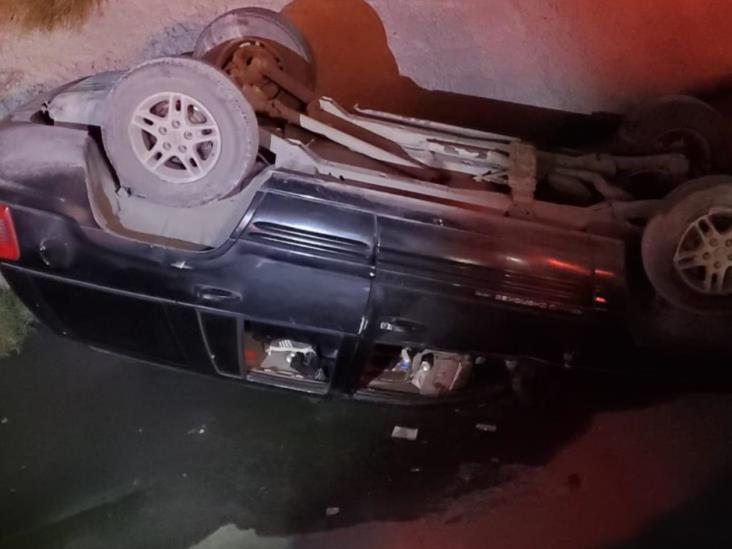 Cae camioneta a un dren; huyen ocupantes heridos Cae camioneta a un dren; huyen ocupantes heridos