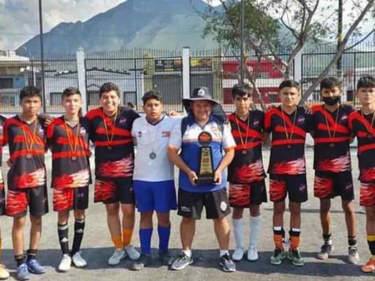 Regresan con subcampeonato jóvenes futbolistas Regresan con subcampeonato jóvenes futbolistas