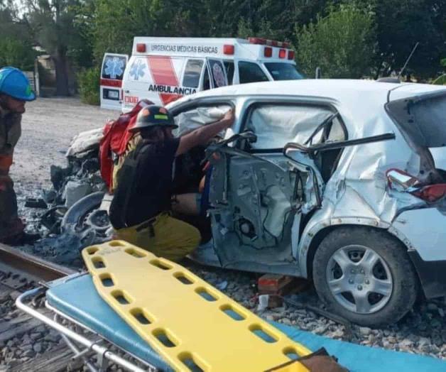 Embiste tren 2 mujeres en la 124; viajaban en un compacto