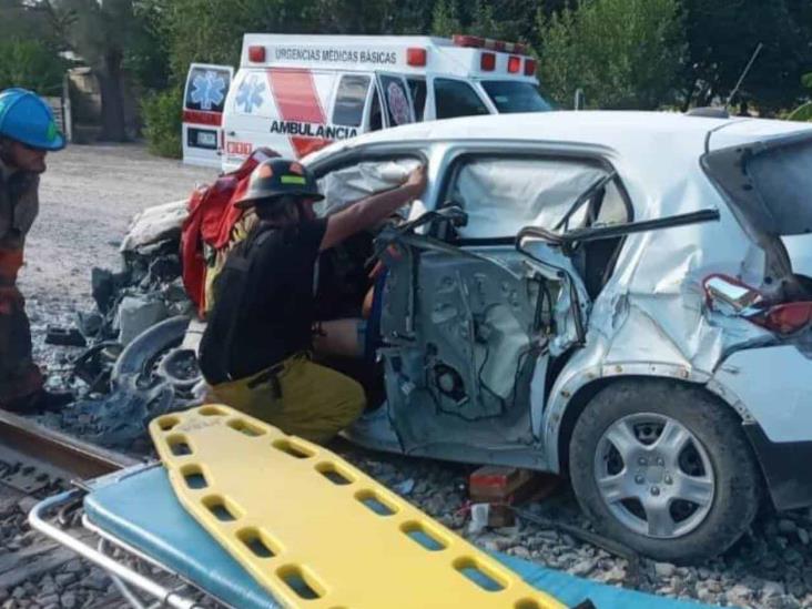 Embiste tren 2 mujeres en la 124; viajaban en un compacto Embiste tren 2 mujeres en la 124; viajaban en un compacto