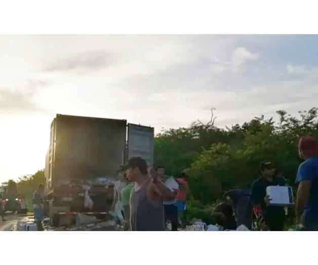 Rapiña tras volcadura de camión en Campeche