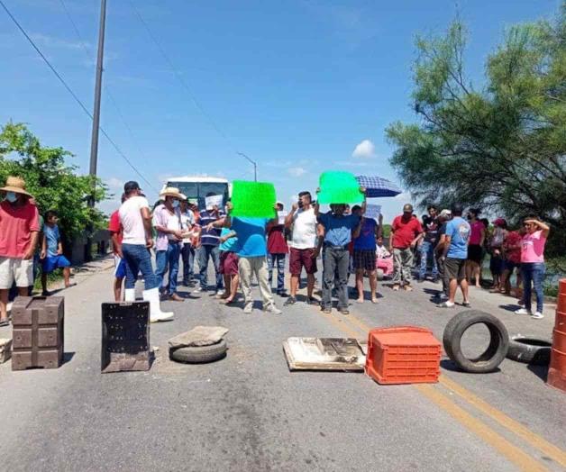 Bloquean pescadores carretera en protesta